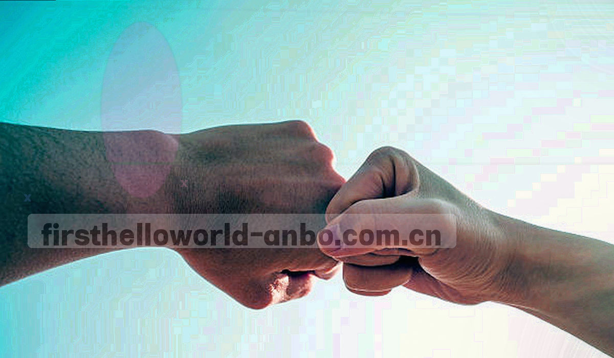 深色主题下数据表格与校验勾选标记的近景示意